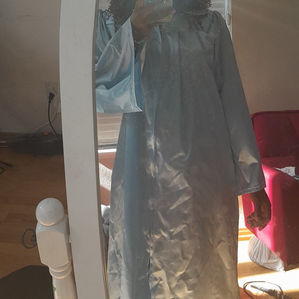 5'3" to 5' 5" light blue Oak Hall Horizon graduation gown